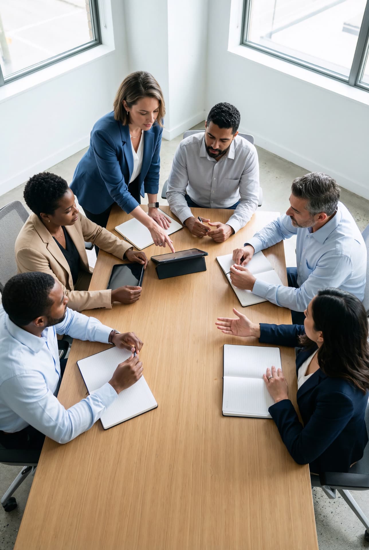 Equipo de profesionales en una reunión de trabajo colaborativa